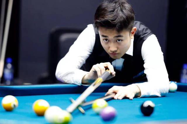 短道速滑的 短道速滑的